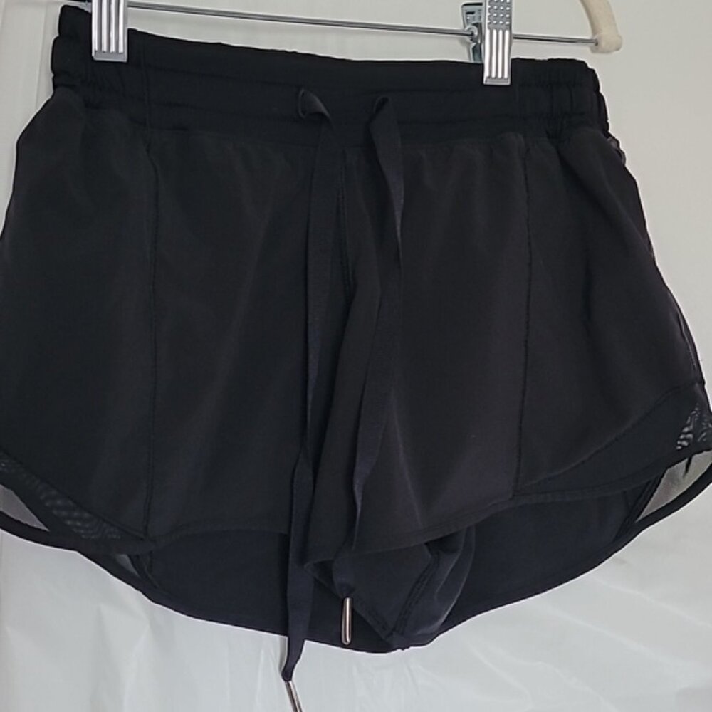 Lululemon Hotty Hot Low-Rise Black shorts